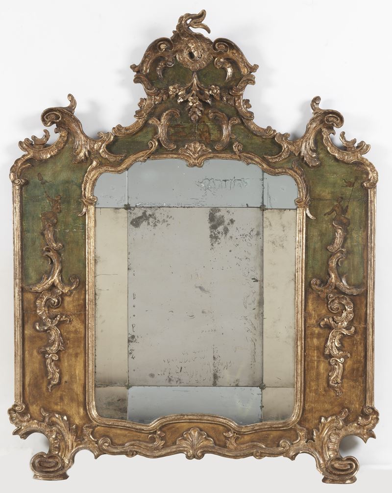 Antica specchiera piemontese in legno dorato e laccato verde, con due figure di cinesini dipinte ...