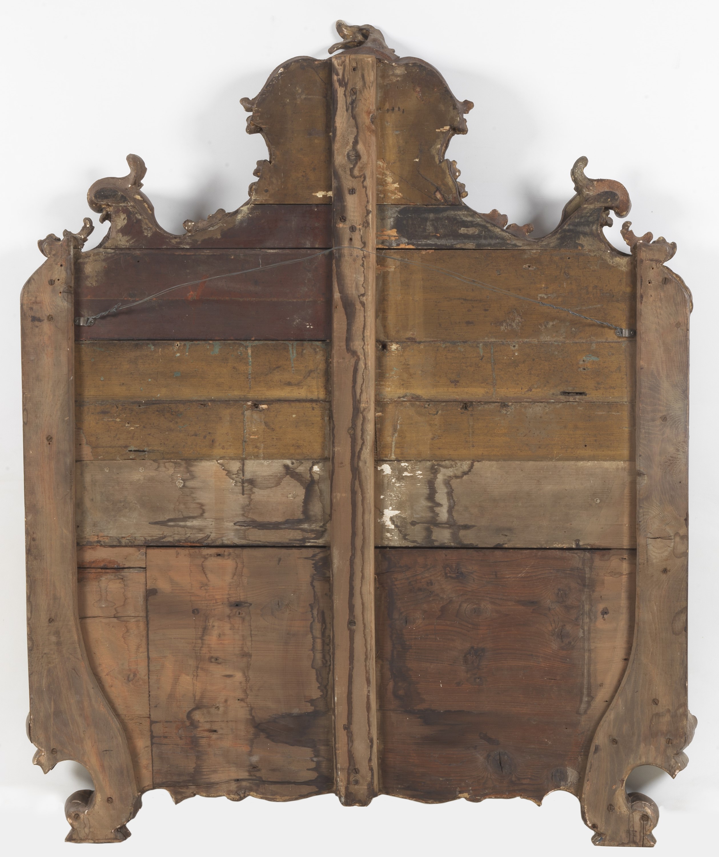Antica specchiera piemontese in legno dorato e laccato verde, con due figure di cinesini dipinte ...