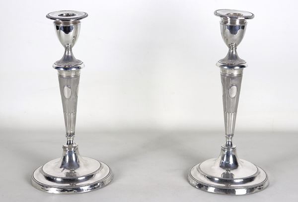 Pair of antique George III candlesticks, in chiselled and embossed silver with pod and beading motifs, slight dents on the edges of the bases, gr. 820. Sheffield stamps 1787