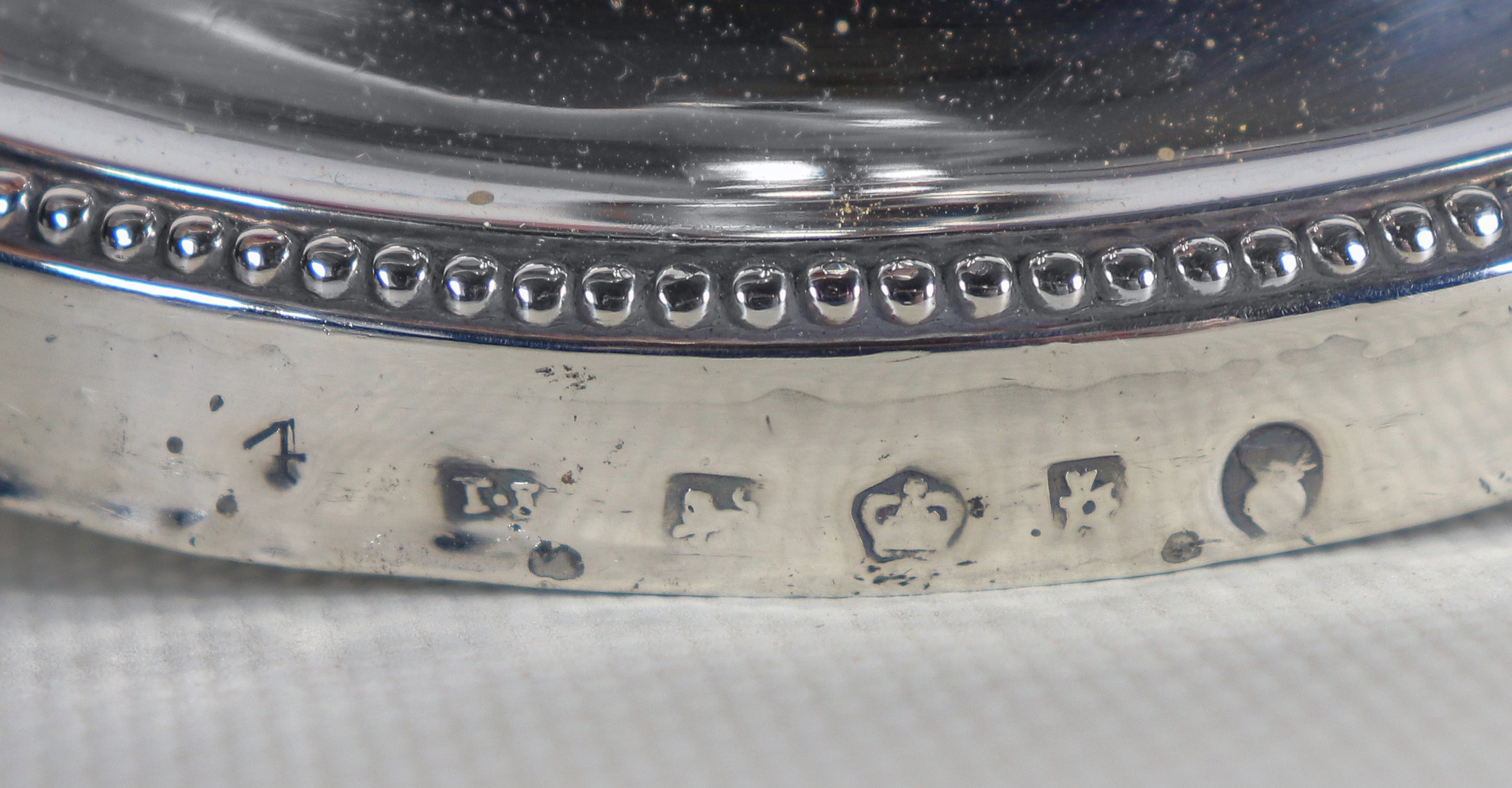 Coppia di antichi candelieri Giorgio III, in argento cesellato e sbalzato a motivi di baccellatur...
