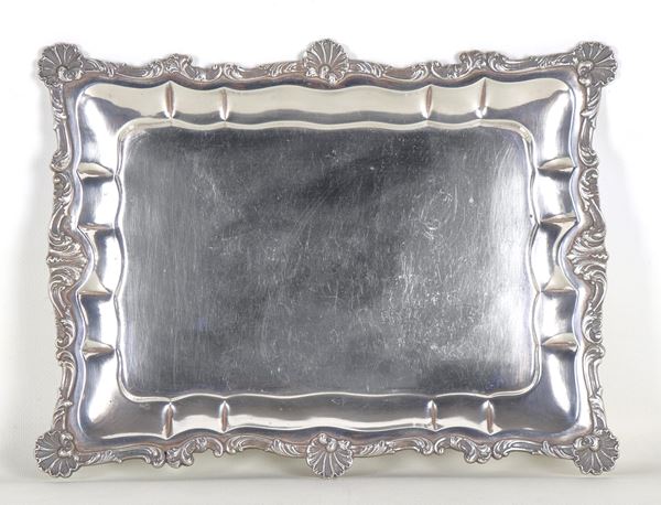 Antico piccolo vassoio portaposta in argento, a forma rettangolare con bordi cesellati e sbalzati a motivi di volute floreali e conchiglie, gr. 890