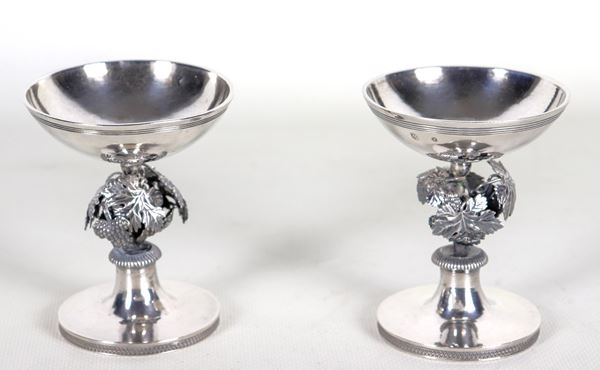 Coppia di antiche piccole saliere in argento, cesellate e sbalzate con tralci d'uva e perlinature, gr. 235. Bolli Austro-Ungarici 1813.