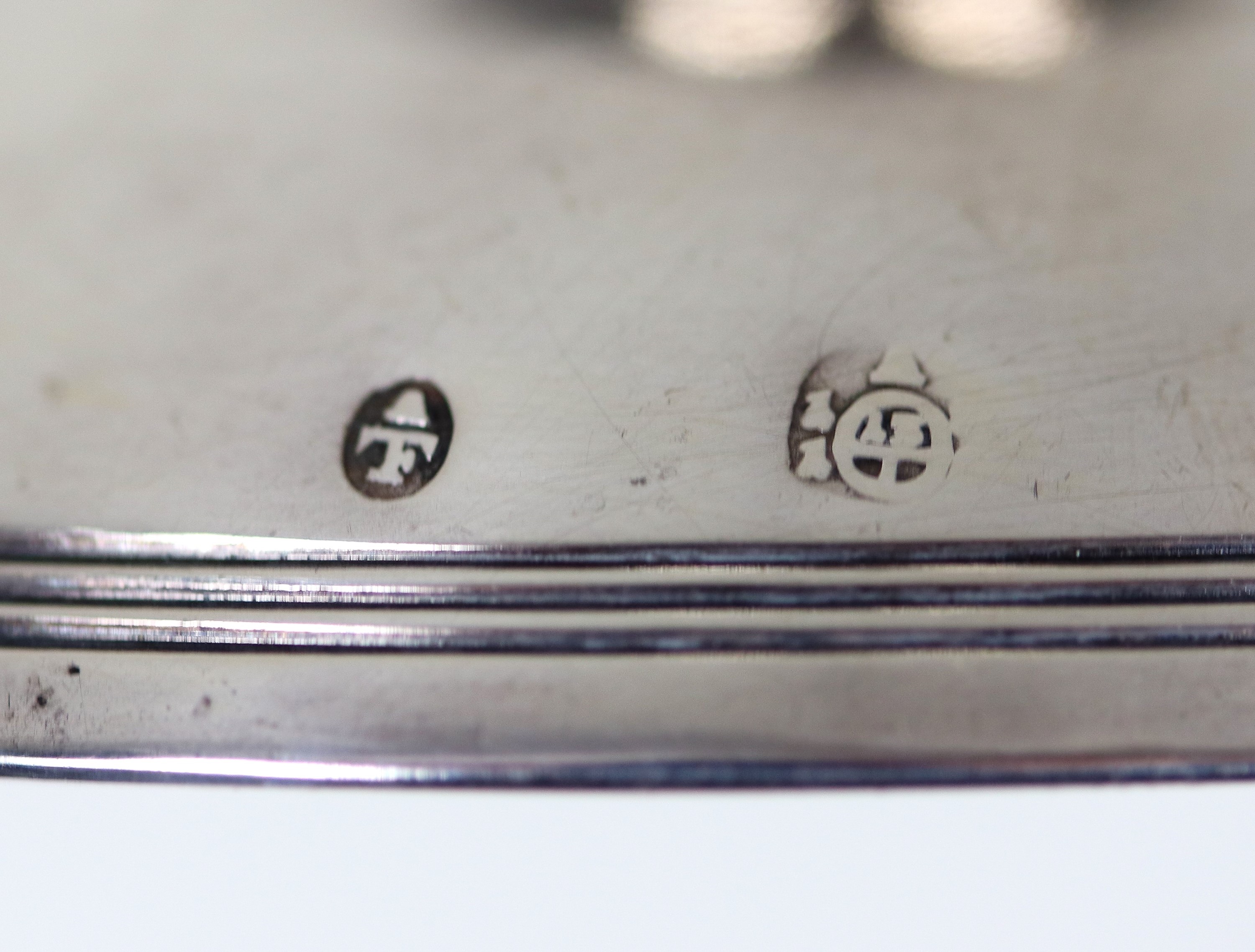 Coppia di antiche piccole saliere in argento, cesellate e sbalzate con tralci d'uva e perlinature...