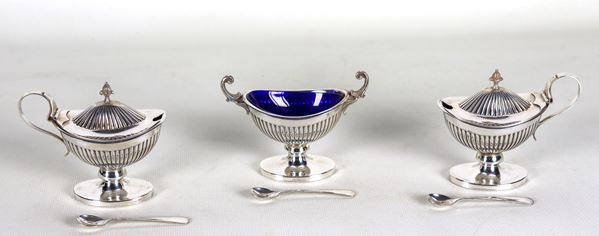 Set da tavola di tre piccole saliere in argento a forma di anfore con cucchiaini, all'interno vaschette in cristallo blu cobalto, annesso astuccio in velluto, gr. 150