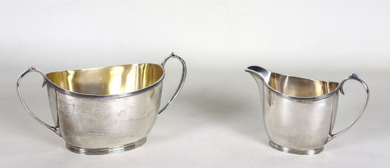 Lotto in argento di una lattiera e di una zuccheriera, Epoca Giorgio V (2 pz), gr. 370. Bolli Lon...