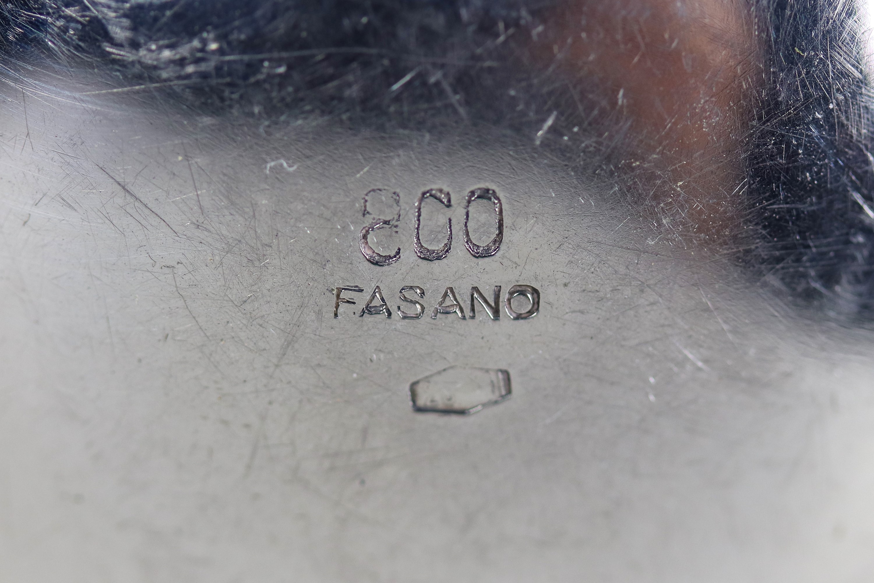 Lotto in argento cesellato e sbalzato (24 pz), peso netto gr. 850