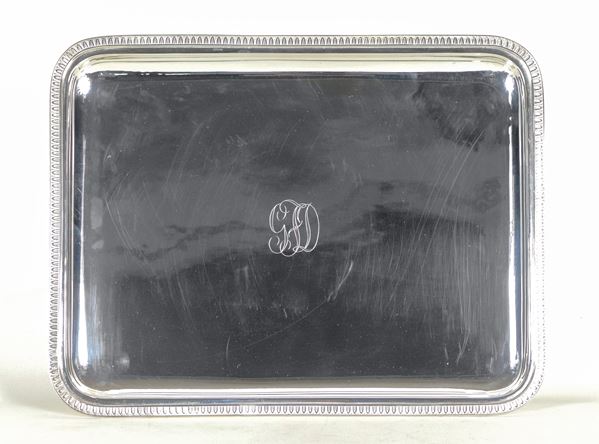 Vassoio rettangolare in argento, con bordo cesellato e sbalzato a motivo Impero, al centro monogramma inciso, gr. 1015