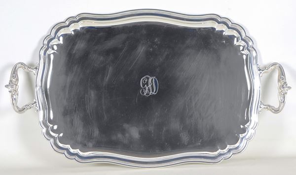 Vassoio rettangolare in argento cesellato e sbalzato con due manici e bordi centinati, al centro monogramma inciso, gr. 2060