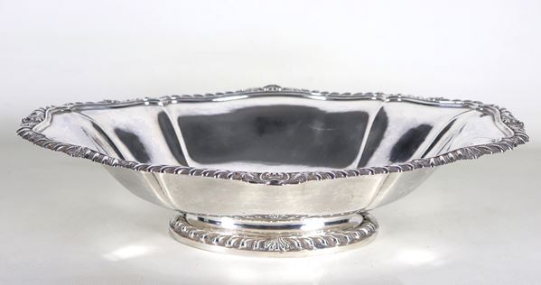 Antico grande centrotavola in argento, a forma ovale centinata con bordi cesellati e sbalzati a baccellature e conchiglie, gr. 1195. Bolli Italia Fine XVIII Secolo