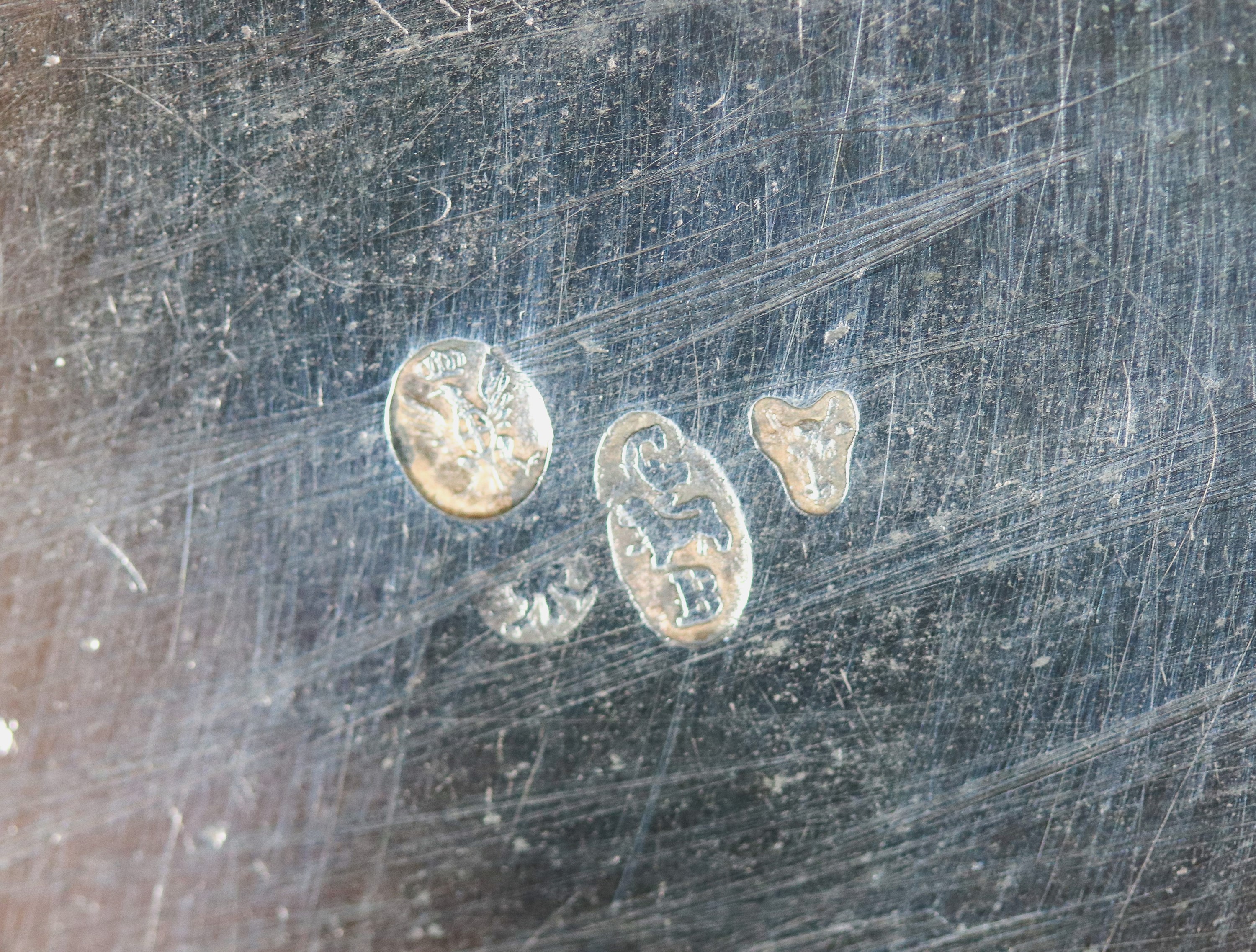 Antico grande centrotavola in argento, a forma ovale centinata con bordi cesellati e sbalzati a b...