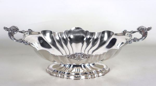 Antique silver centerpiece with curved edge and two chiseled and embossed handles, gr. 990
