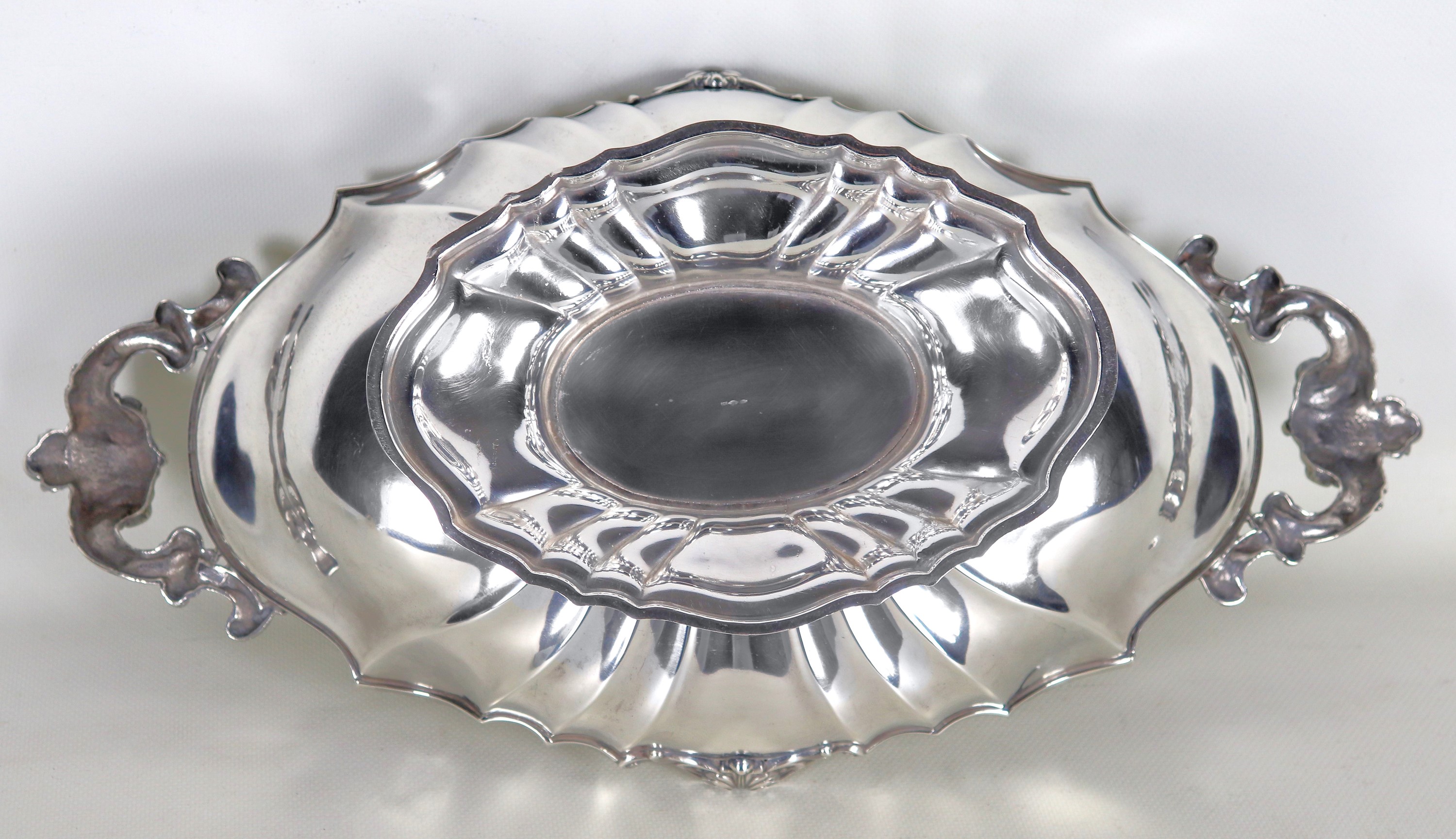 Antico centrotavola in argento con bordo centinato e due manici cesellati e sbalzati, gr. 990