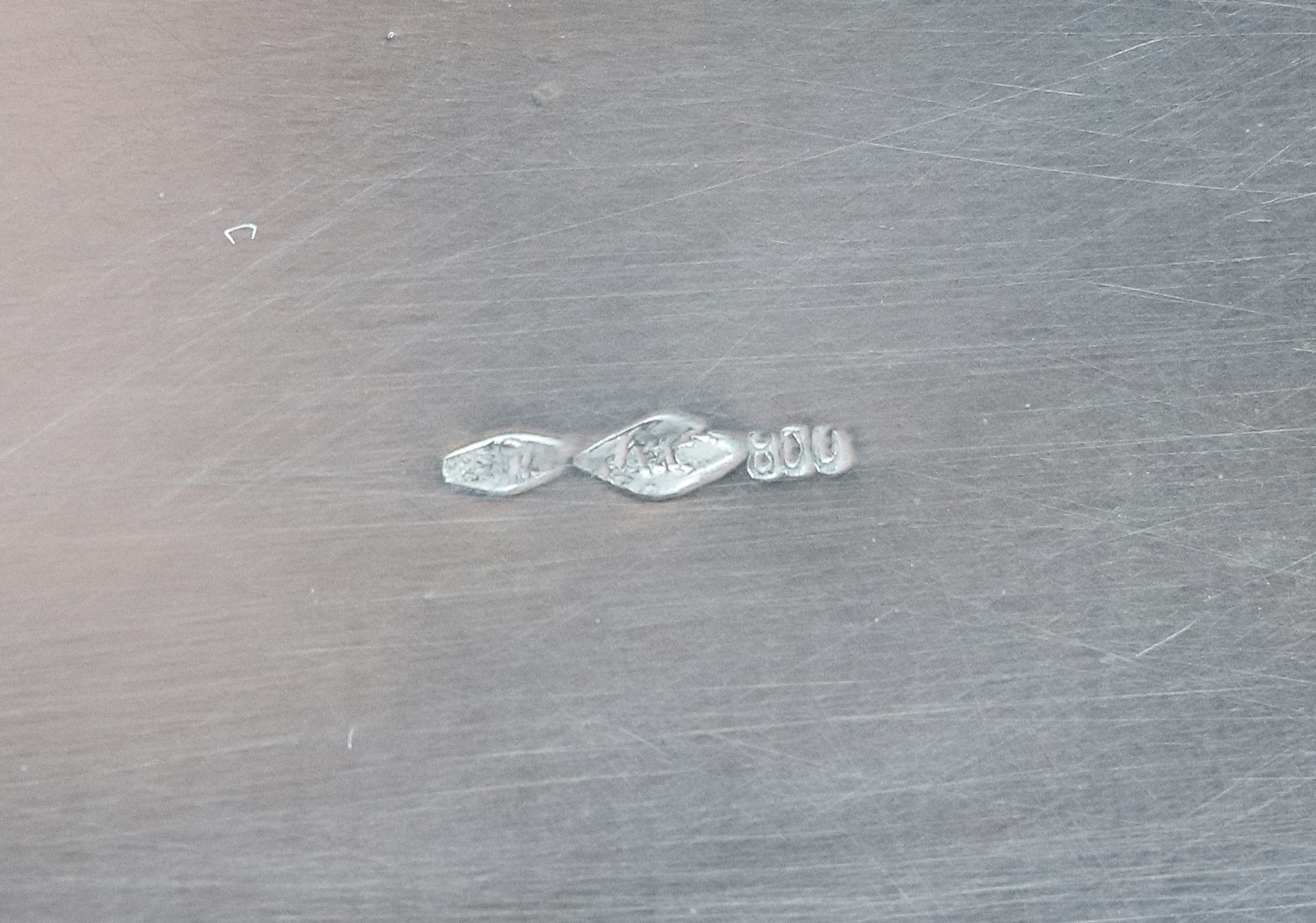 Antico centrotavola in argento con bordo centinato e due manici cesellati e sbalzati, gr. 990