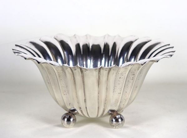 Antique round silver centerpiece with scalloped and podled edge, supported by four ball feet, gr. 750