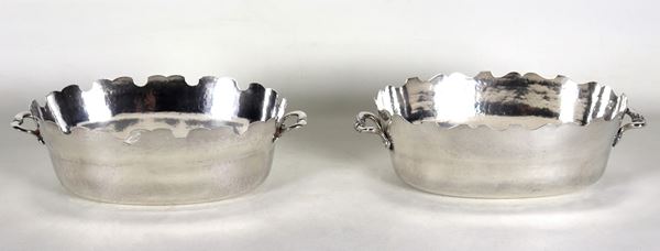 Coppia di centrotavola ovali in argento Titolo 925, con bordi smerlati e due manici ciascuno, gr. 1115. Marcati Fasano-Torino