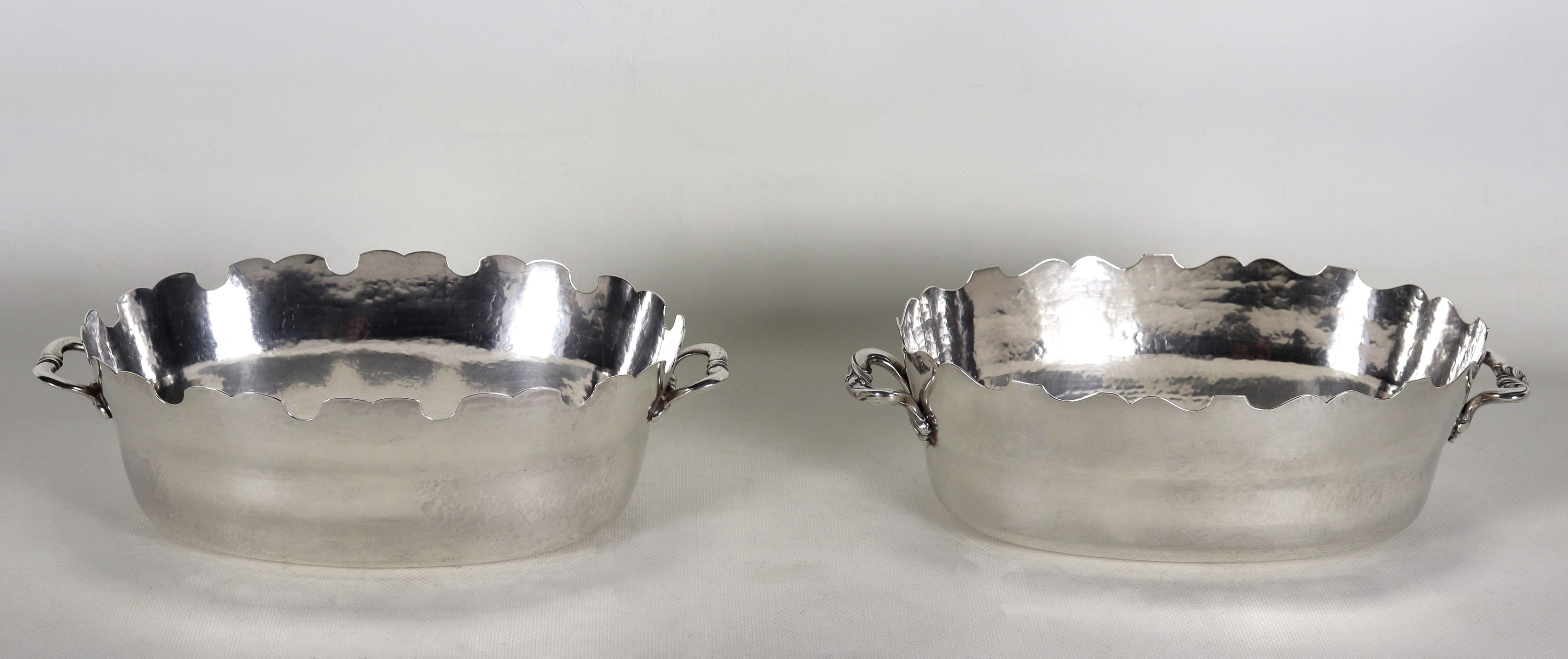 Coppia di centrotavola ovali in argento Titolo 925, con bordi smerlati e due manici ciascuno, gr....
