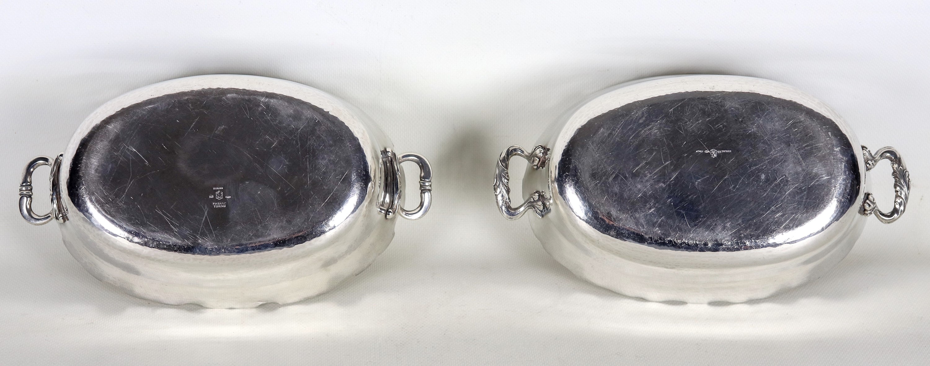 Coppia di centrotavola ovali in argento Titolo 925, con bordi smerlati e due manici ciascuno, gr....