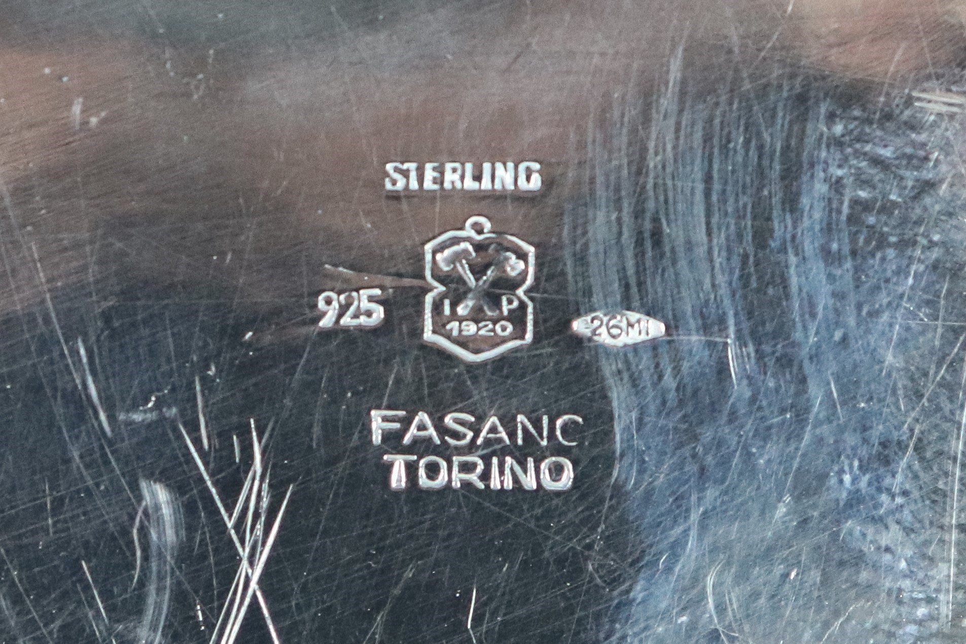 Coppia di centrotavola ovali in argento Titolo 925, con bordi smerlati e due manici ciascuno, gr....