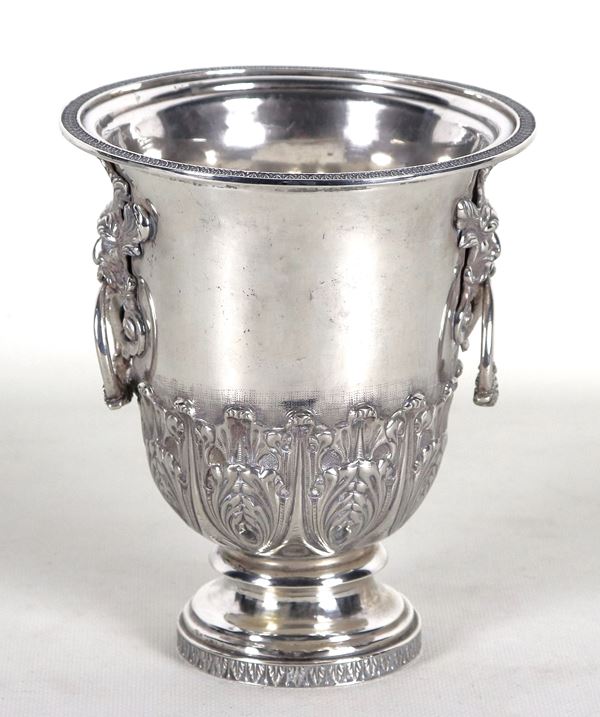 Chiseled and embossed silver ice bucket in relief with mask heads and acanthus leaves, gr. 560