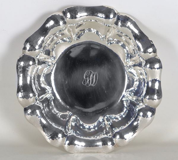 Round silver centerpiece with curved and embossed edge, engraved monogram on the bottom, gr. 310