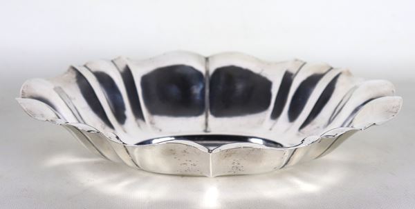 Piccolo centrotavola ovale in argento con bordo centinato e sbalzato, gr. 305