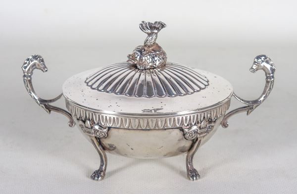 Antica zuccheriera in argento a forma di anfora, cesellata e sbalzata a motivi Impero con due manici terminanti a teste di cavalli, pomo con sculturina di delfino e quattro piedini leonini, gr. 385