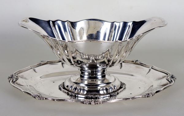 Oval gravy boat in chiselled and embossed silver with Louis XV motifs, gr. 565. Marked Pinci-Rome