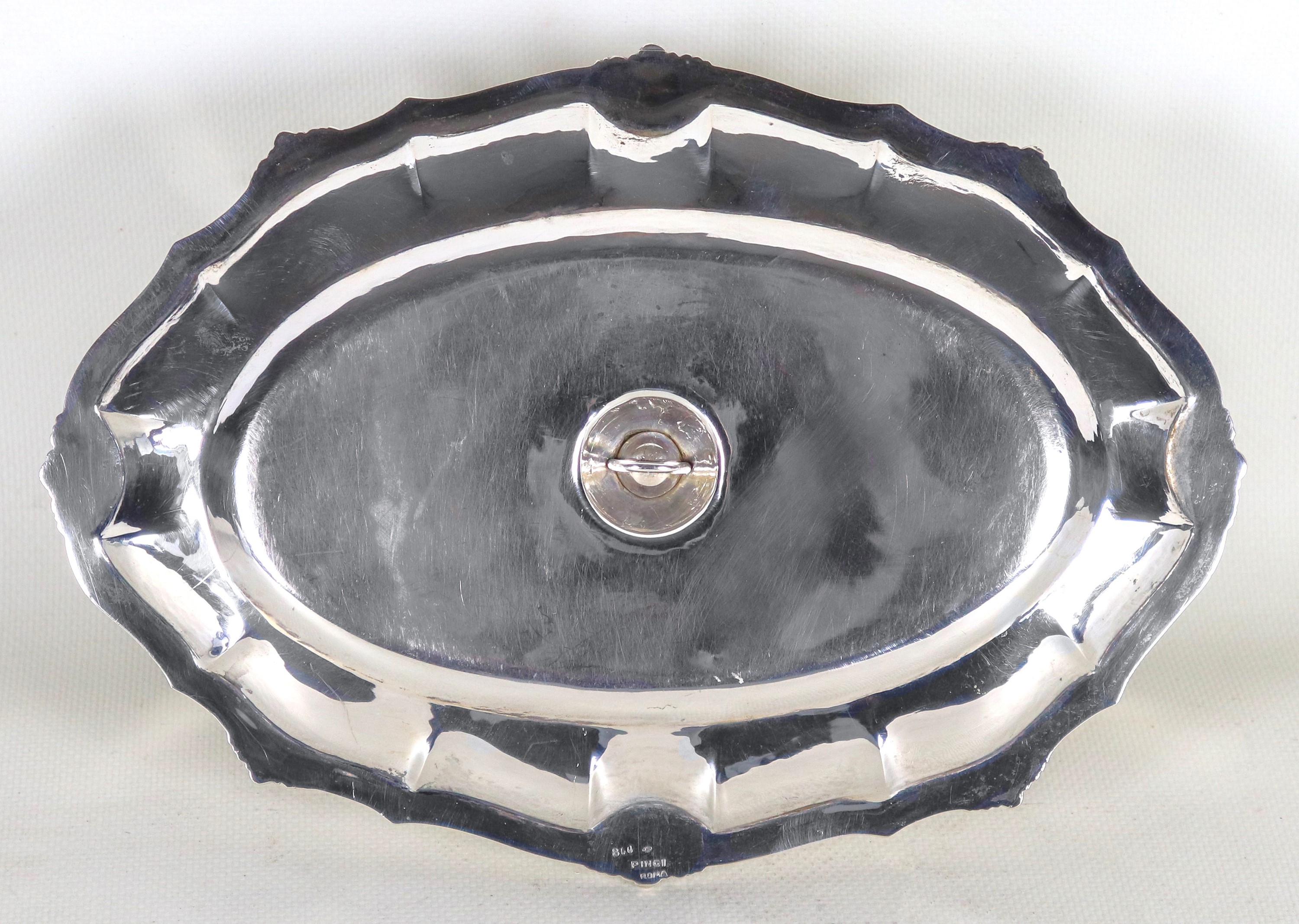 Salsiera ovale in argento cesellato e sbalzato a motivi Luigi XV, gr. 565. Marcata Pinci-Roma