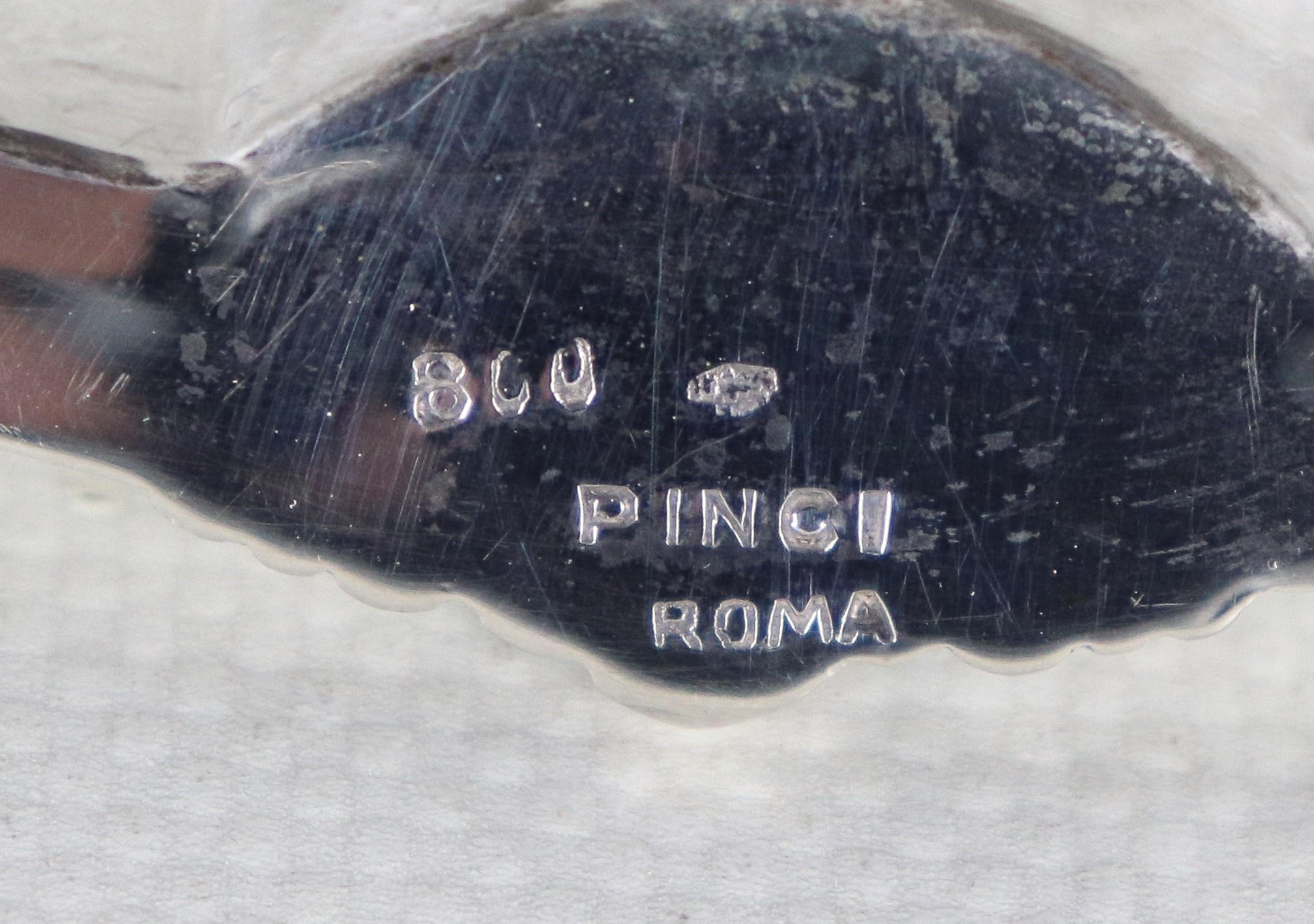 Salsiera ovale in argento cesellato e sbalzato a motivi Luigi XV, gr. 565. Marcata Pinci-Roma