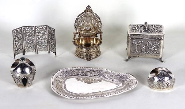 Lotto in argento indiano con titolo basso, cesellato e sbalzato: due sigilli, un vassoietto sagomato, una scatola con piedini, un modellino di trono e un modellino di separè (6 pz), gr. 530