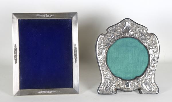 Lotto di due cornici portafoto in argento cesellato e sbalzato, una rettangolare e una ovale con bolli Birmingham 1906. La cornice ovale presenta lievi ammaccature