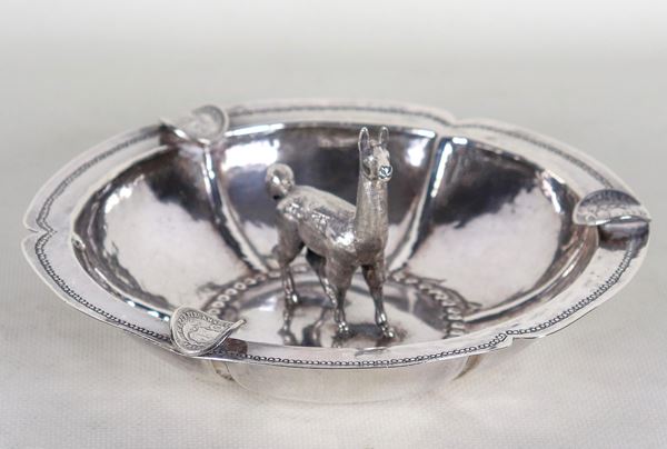 South American silver ashtray, 900 title, chiselled and embossed with a small blade sculpture in the centre, gr. 280