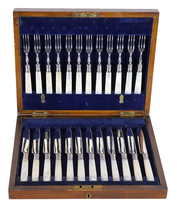 Antique English dessert cutlery set, in chiselled Sheffield with mother-of-pearl handles, original mahogany case (24 pieces)