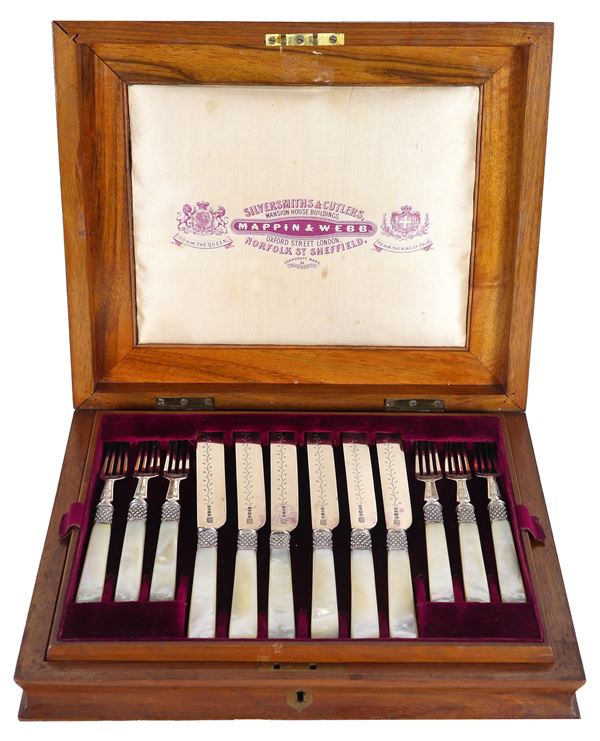 Antique dessert cutlery set from the Queen Victoria era, in chiselled silver and mother-of-pearl, original walnut case (24 pieces). Stamps Sheffield 1876