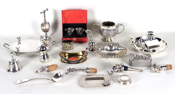 Lot in silvered, embossed and chiselled metal (19 pcs)