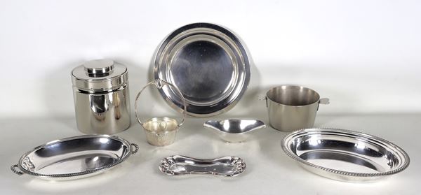 Lot in silvered, embossed and chiselled metal (8 pcs)