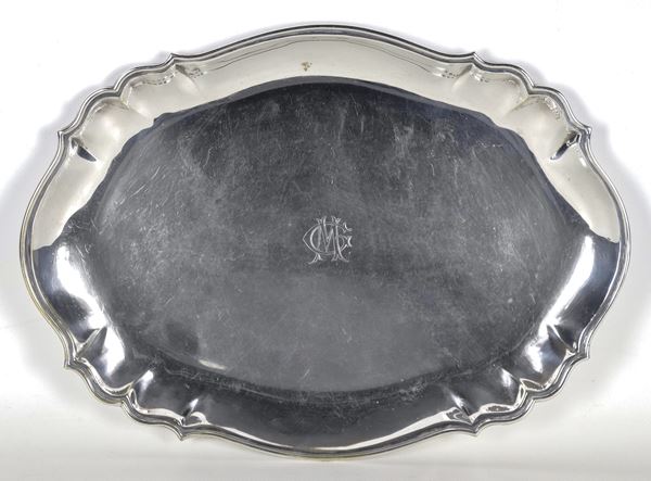 Vassoio ovale in metallo argentato con bordo sbalzato e centinato e monogramma al centro