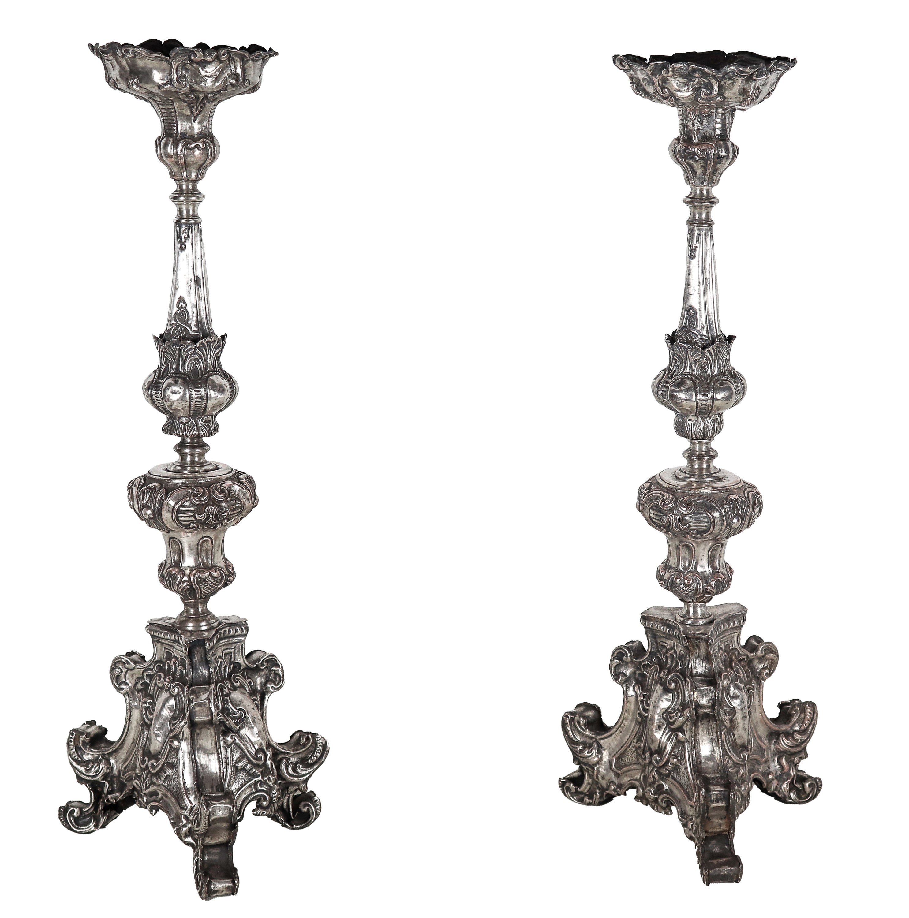 Coppia di antichi torcieri romani in rame argentato, cesellati e sbalzati a motivi Luigi XIV