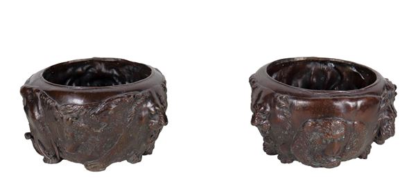 Coppia di antichi cachepots orientali, in bronzo cesellato e sbalzato a rilievo con teste di animali, marcati. XIX Secolo