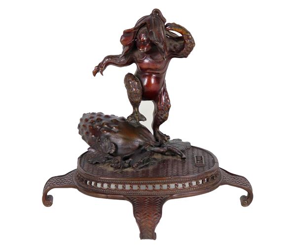 "Scimmietta con casco di banane", antico piccolo gruppo giapponese in bronzo. Firmato