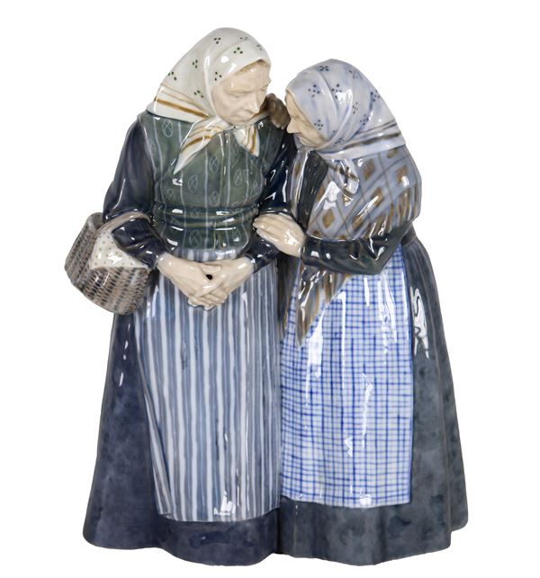 "Confidenze tra vecchiette", gruppo in ceramica porcellanata e smaltata Royal Copenhagen