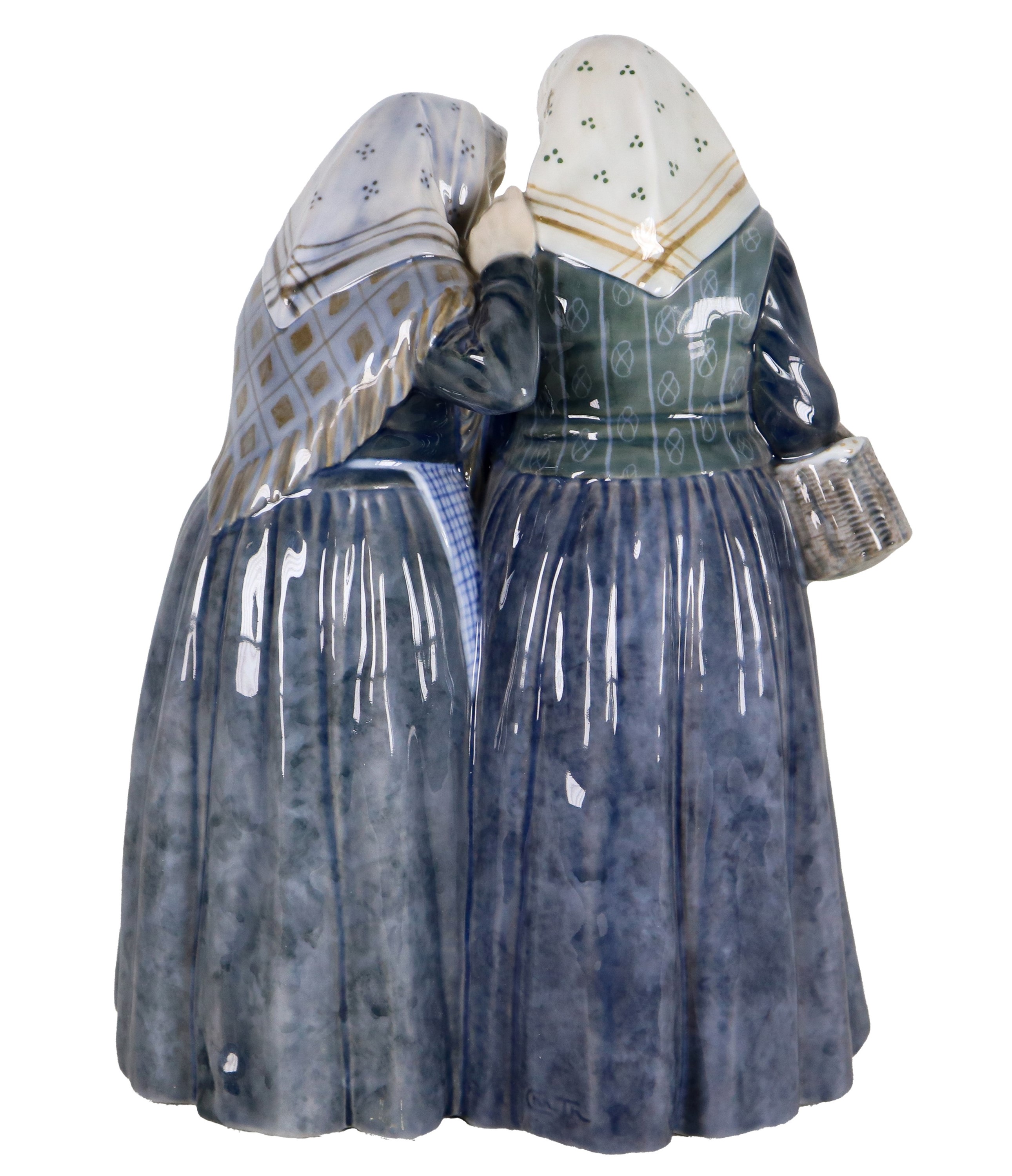 "Confidenze tra vecchiette", gruppo in ceramica porcellanata e smaltata Royal Copenhagen