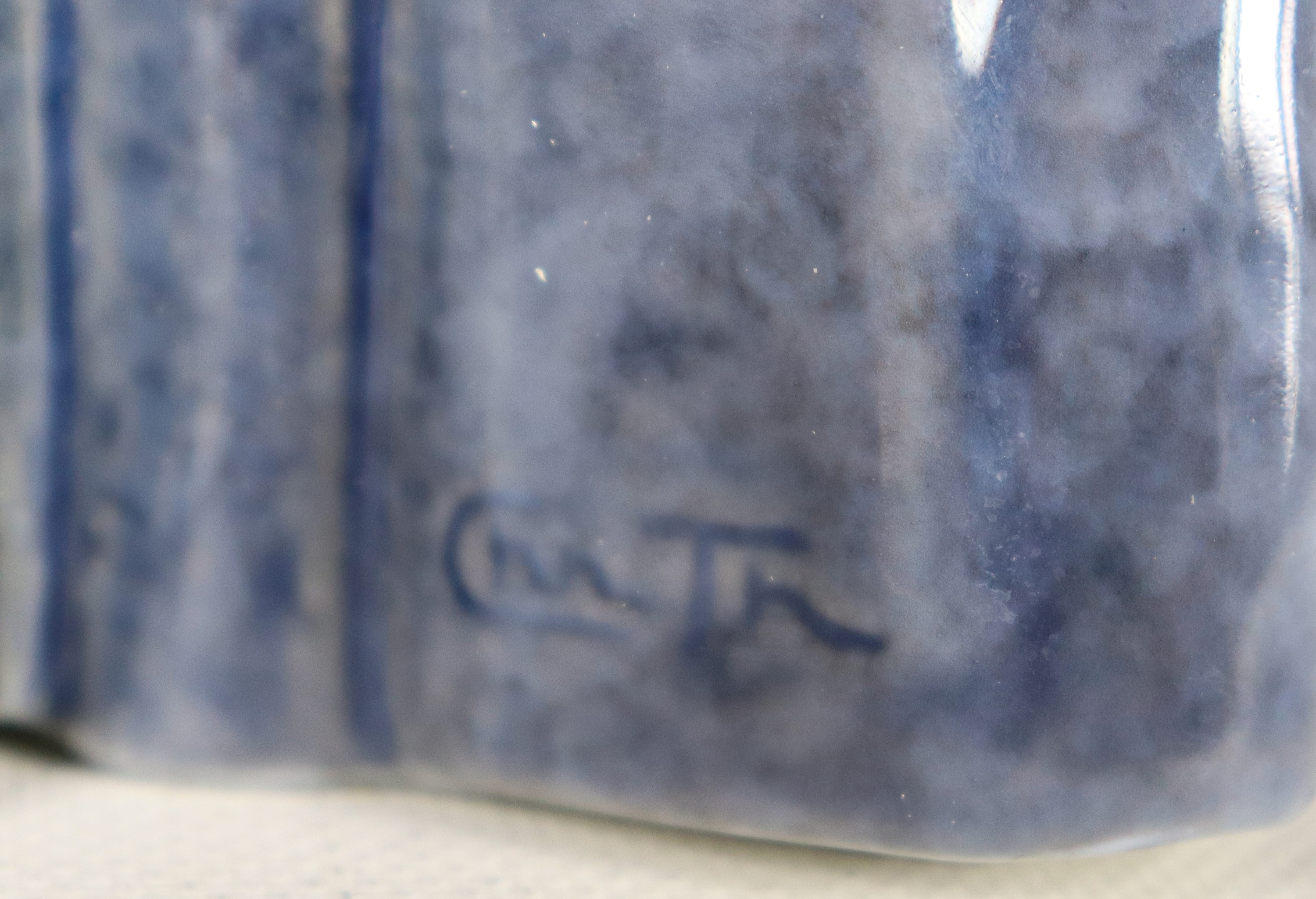 "Confidenze tra vecchiette", gruppo in ceramica porcellanata e smaltata Royal Copenhagen
