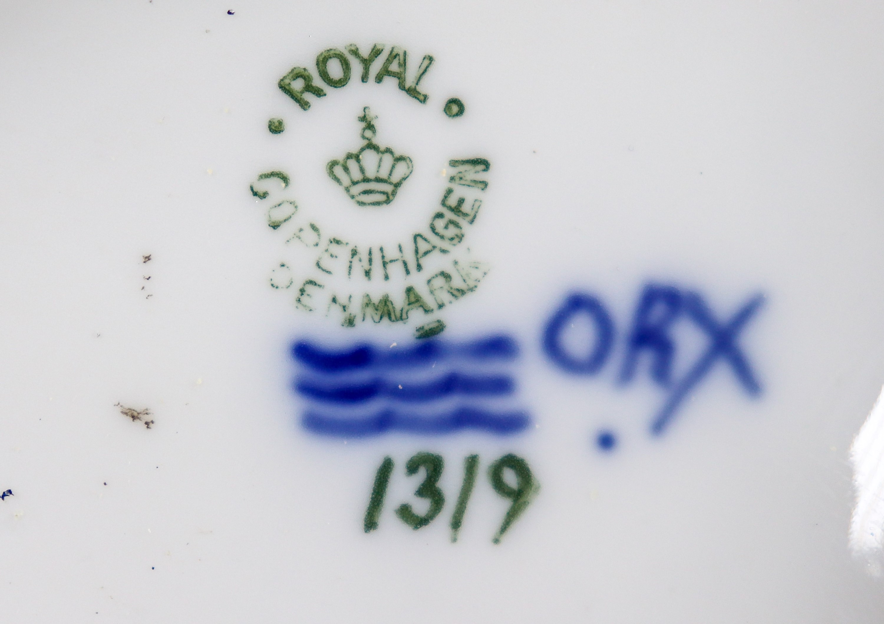 "Confidenze tra vecchiette", gruppo in ceramica porcellanata e smaltata Royal Copenhagen
