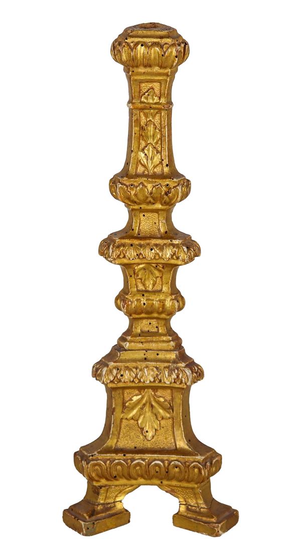 Antico piccolo torciere romano da altare, in legno dorato e intagliato a motivi Luigi XV