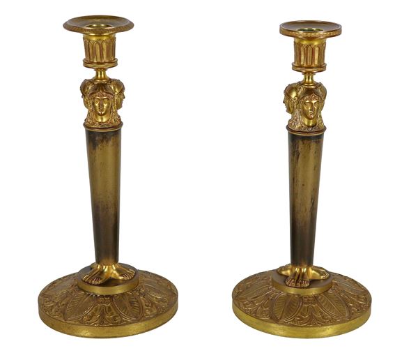 Coppia di antichi candelieri francesi Napoleone III, in bronzo dorato, brunito, cesellato e sbalzato a motivi di teste di sfingi e palmette