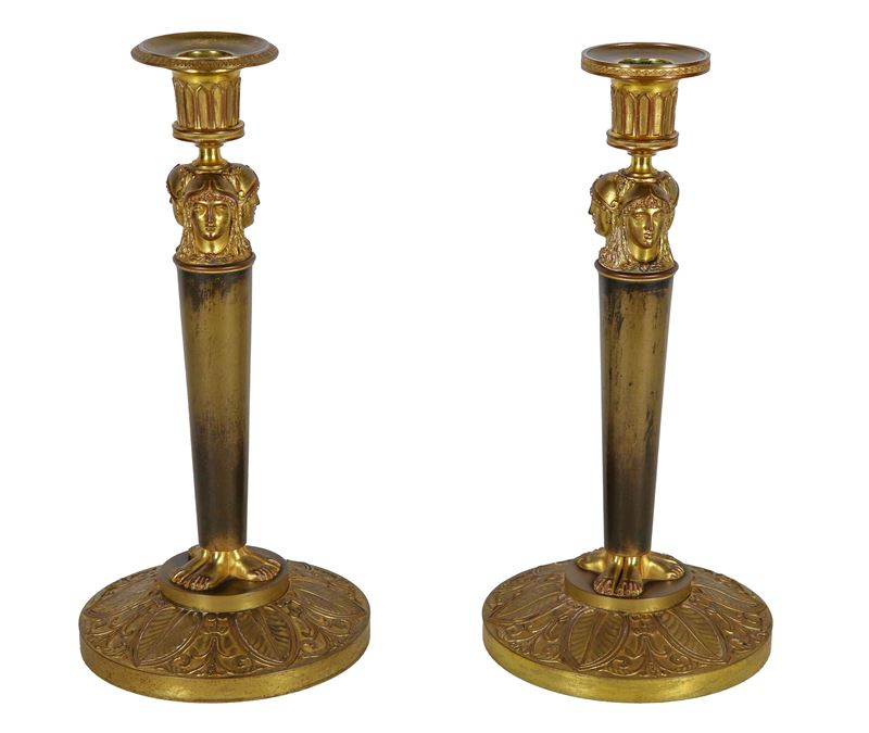 Coppia di antichi candelieri francesi Napoleone III, in bronzo dorato, brunito, cesellato e sbalz...