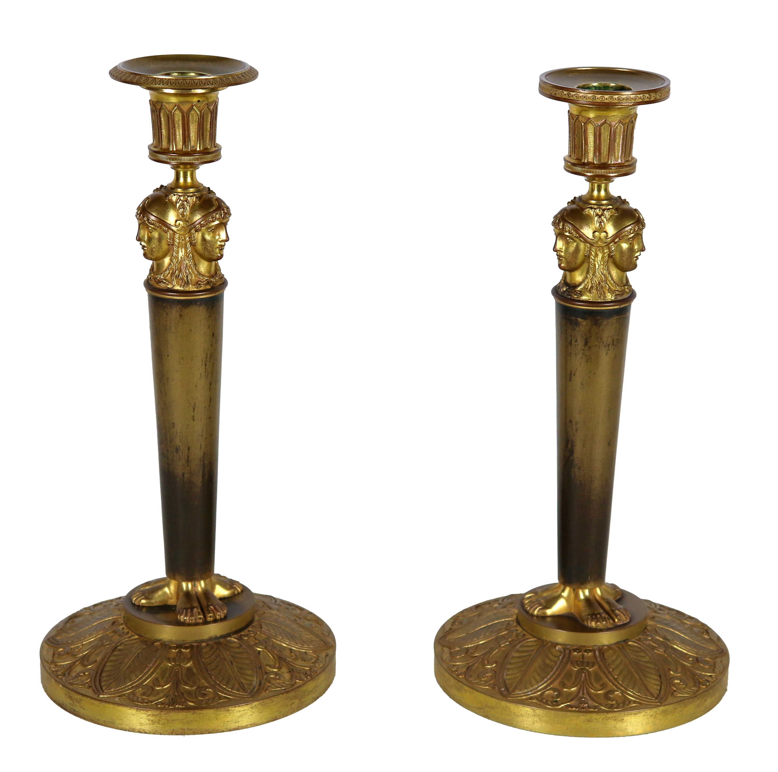Coppia di antichi candelieri francesi Napoleone III, in bronzo dorato, brunito, cesellato e sbalz...