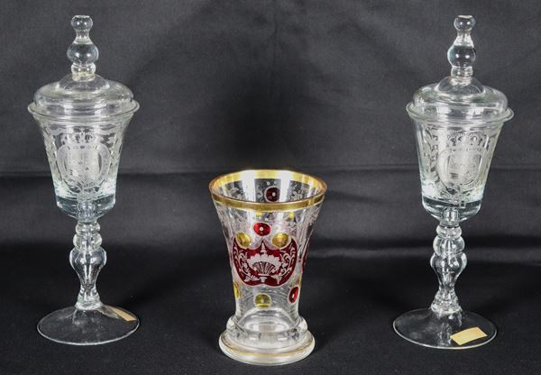 Antico lotto di una coppia di bicchieri inglesi con coperchio, in vetro inciso con stemma di Re William IV e un bicchiere in cristallo di Boemia, con medaglioni incisi a motivi floreali su fondo rosso (3 pz)