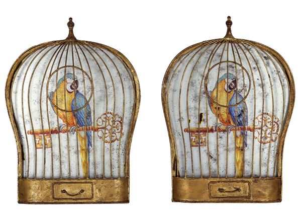"Gabbiette con pappagalli", coppia di piccoli modelli da muro in metallo dorato con vetro decorato